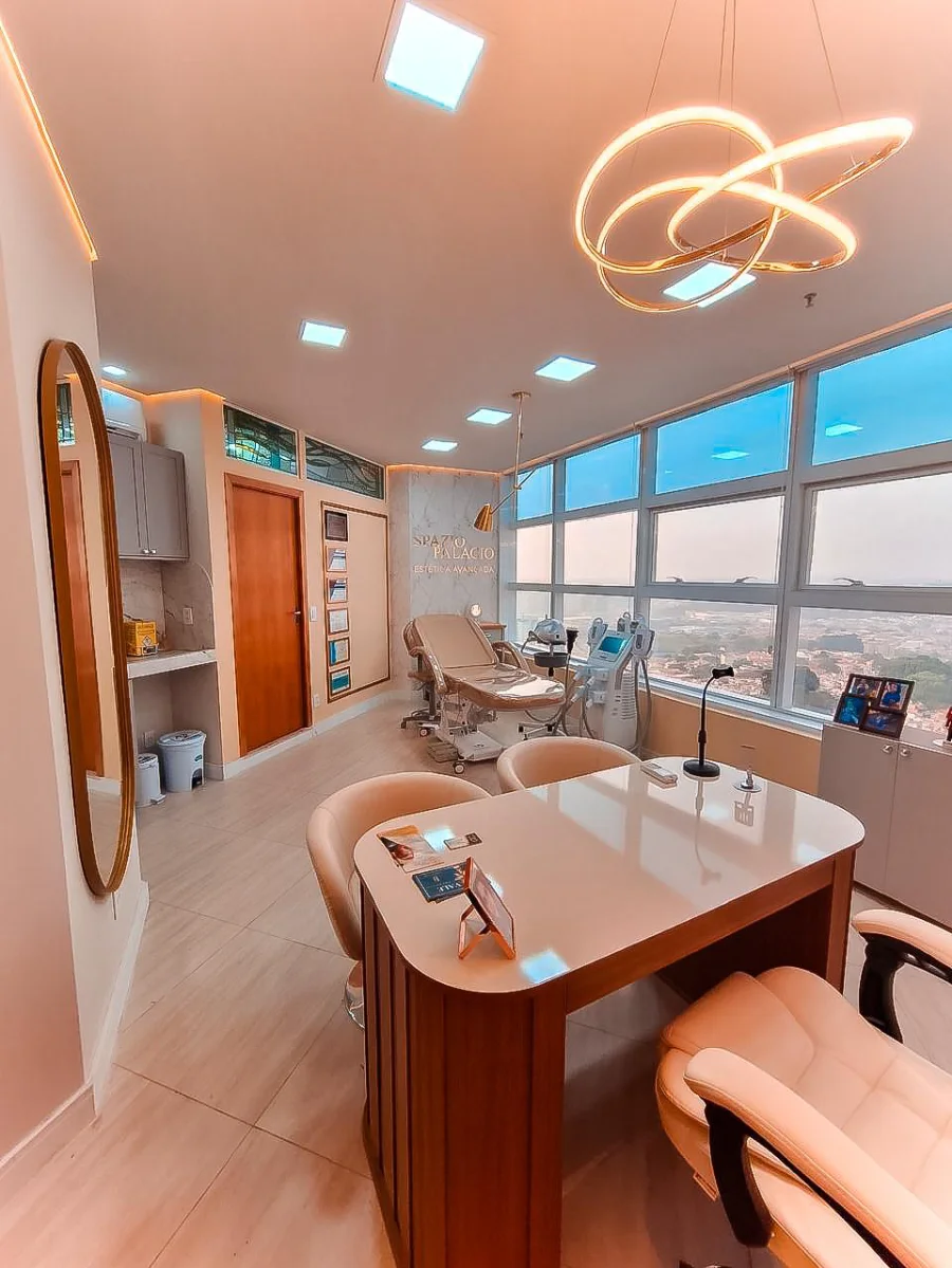 Sala do Spazio Palacio no Golden Office, com a marca na parede e janelas de vidro com vista para Jundiaí