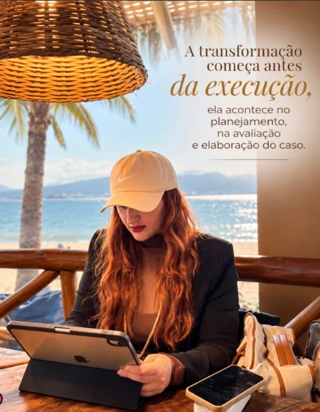 Dra. Jenyfer Palacio estudando um caso no tablet